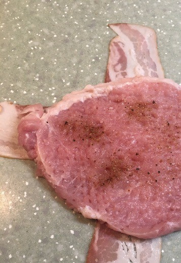 1. Этап. Мешочки из свинины с начинкой: На него положить свинину.