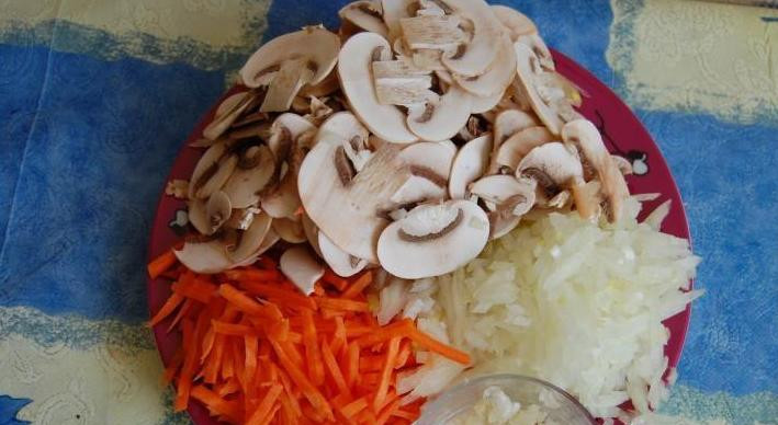 1. Этап. Постная гречка с грибами: 2. Пока варится гречка, очищаем и нарезаем лук, морковь и грибы. Также очищаем и измельчаем любым удобным для вас способом чеснок.