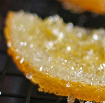 1. Этап. Имбирный Космо: 2. Засахаренные дольки вытянуть на вощеную бумагу и дать подсохнуть 10 минут, обвалять в сахаре и разложить на подносе до полного высыхания.