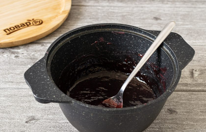 1. Этап. Джем из крыжовника: Разлейте джем по чистым стерилизованным баночкам. Закройте крышками, переверните вверх дном и укутайте в тепло, оставьте так до полного остывания.