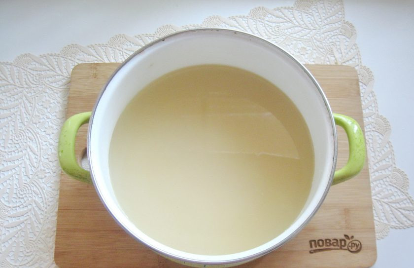 1. Этап. Кизиловое варенье с косточками Пятиминутка: В сахар добавьте воду. Поставьте кастрюлю на плиту, доведите сахар до полного растворения.