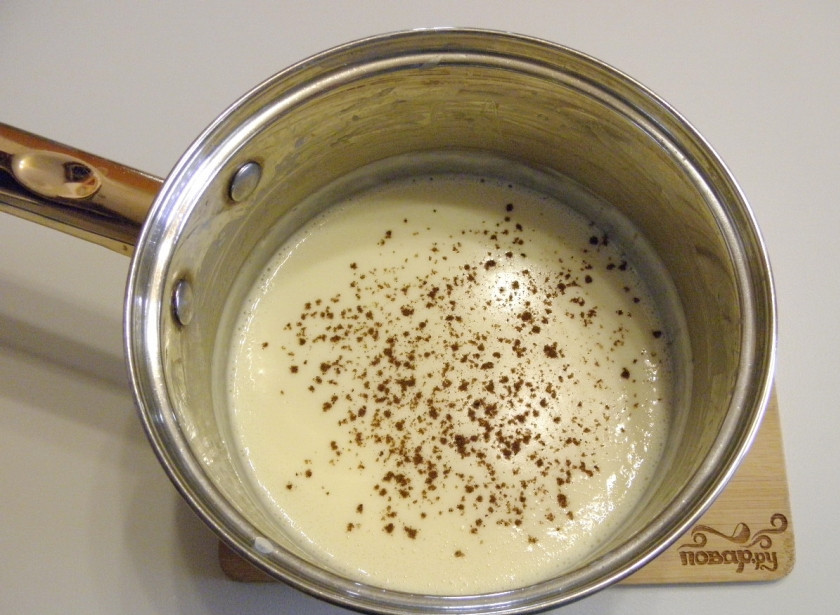 1. Этап. Бешамель соус: 6. Когда все молоко будет влито, доведите соус до густоты, не переставая помешивать венчиком. Не кипятить! В конце добавьте мускатный орех и щепотку-другую соли. От того момента когда вы влили последнее молоко, и до густого соуса примерно минут 5 на слабом огне. Соус по густоте будет, как жидкая сметана, когда начнет остывать, станет намного гуще.