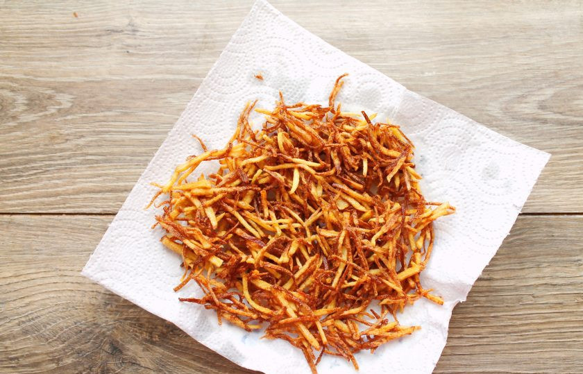 1. Этап. Салат Бедана: Картофель натрите на терке для корейской моркови или тонкой соломкой. Обжарьте картофель в горячем масле до золотистого цвета, выложите на бумажное полотенце и остудите.