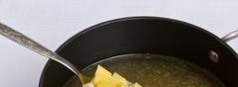 1. Этап. Суп в хлебе по-польски: Картофель режем кубиками, кладем в бульон и варим 15 минут.