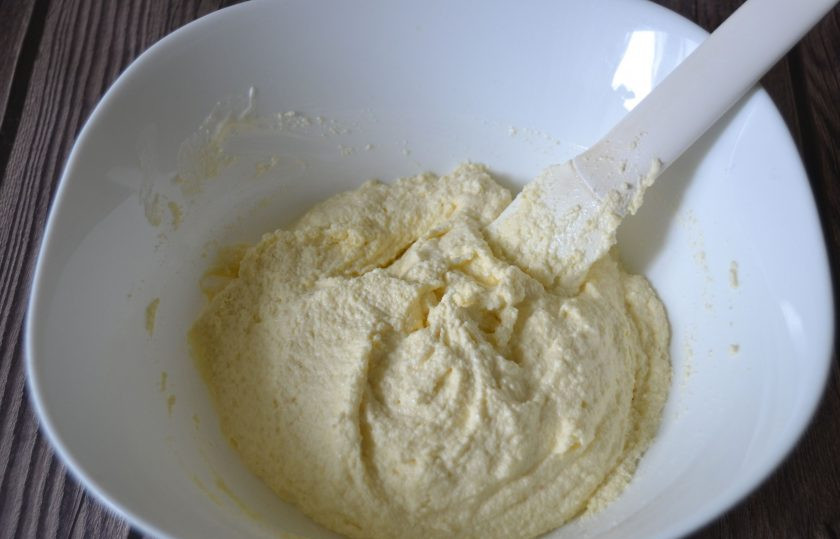 1. Этап. Манник с яблоками на сметане: Хорошо размешайте, чтобы не было комочков и оставьте для набухания на 30-60 минут.