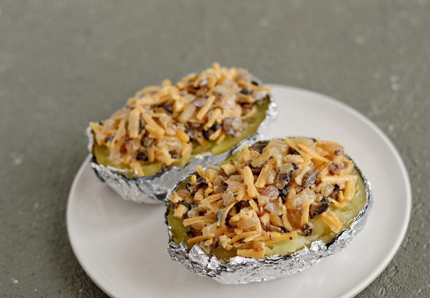 1. Этап. Крошка картошка с грибами: Выложите на половинки сверху грибную начинку. Поставьте в духовку на 5-7 минут, чтобы сыр расплавился.