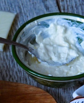 1. Этап. Сэндвичи Зубастики: Смешать творожный сыр, майонез.