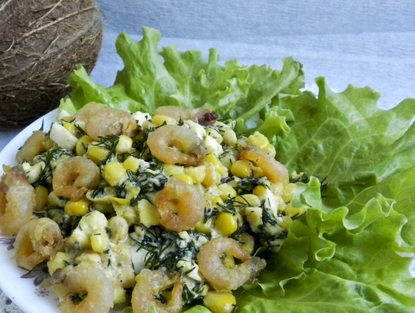 1. Этап. Салат с креветками и яйцами: 7. Выкладываем листья салата на блюдо (можно подавать на одном большом блюде, а можно порционно), сверху выкладываем салат. Креветками украшаем в самую последнюю очередь.