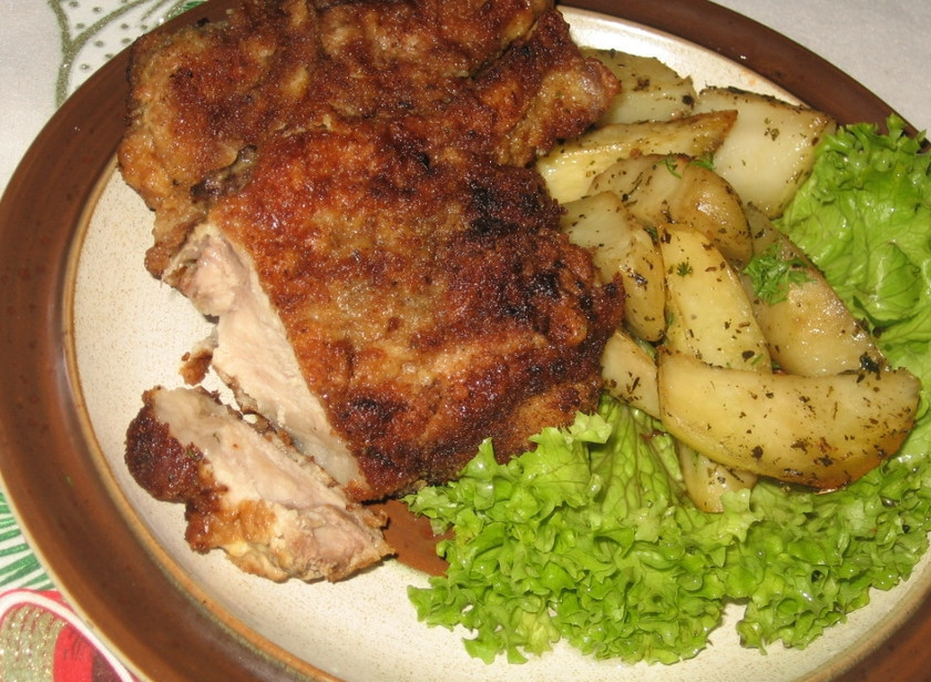 1. Этап. Свиная котлета на косточке: 5. Готовое мясо достать из духовки и оставить в фольге еще на 3-5 минут. Свиная котлета на косточке в домашних условиях готова. Осталось только подать ее к столу с любимым гарниром.