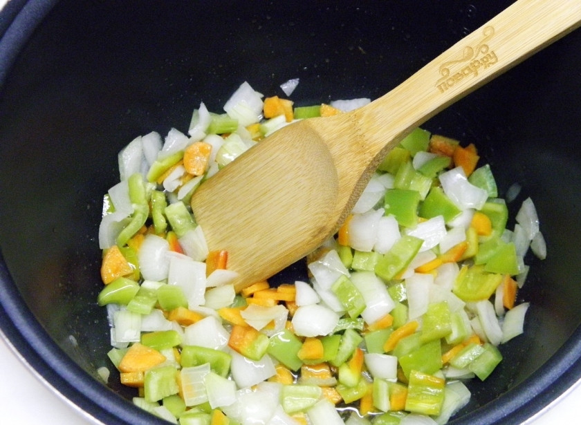 1. Этап. Овощное рагу в мультиварке: На растительном масле обжарьте лук и морковь, через пару минут добавьте болгарский перец и доведите овощи до полуготовности.