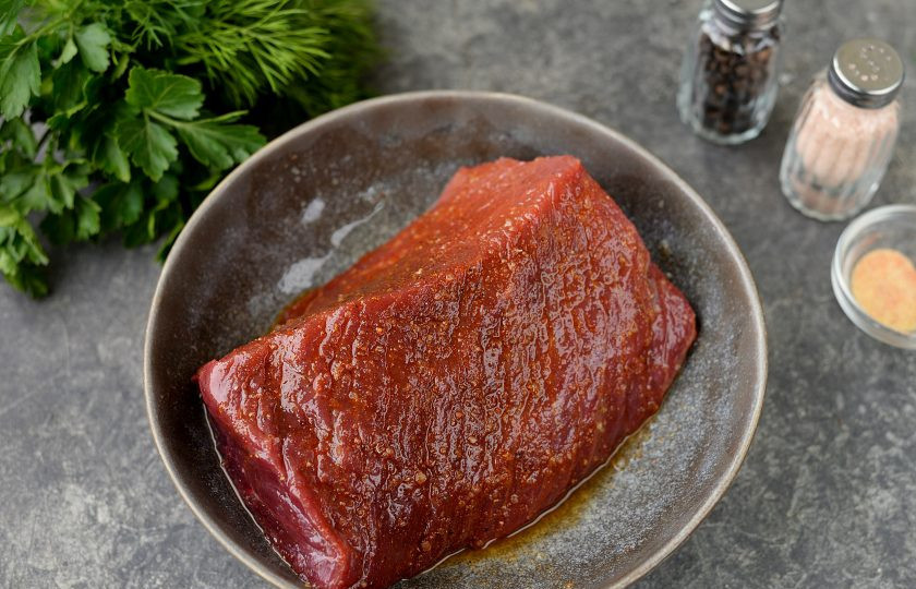 1. Этап. Буженина из говядины в фольге в духовке: Натрите говядину специями и маслом со всех сторон, отставьте пока в сторону, чтобы пропитывалось ароматами. Пусть постоит минут 30.