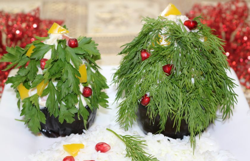 1. Этап. Порционный салат на Новый год: Сделайте украшения из моркови, сладкого перца, граната.