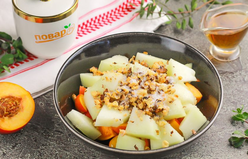 1. Этап. Фруктовый салат с дыней и нектаринами: Всыпьте сахар и влейте карамельный сироп. По желанию их можно заменить цветочным медом, если у вас на него нет аллергии.