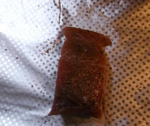 1. Этап. Сазан на пару: Нарезаем на 3-4 кусочка и посыпаем солью и специями. Подготовим фольгу, выложим на нее рыбку.