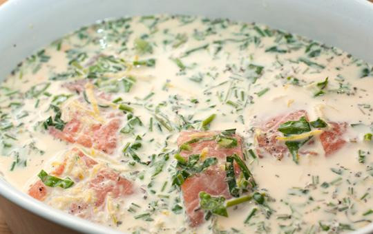 1. Этап. Лосось в сливочном соусе: Получившимся соусом заливаем наши кусочки лосося. Ставим в духовку, разогретую до 200 градусов, примерно на 20 минут.