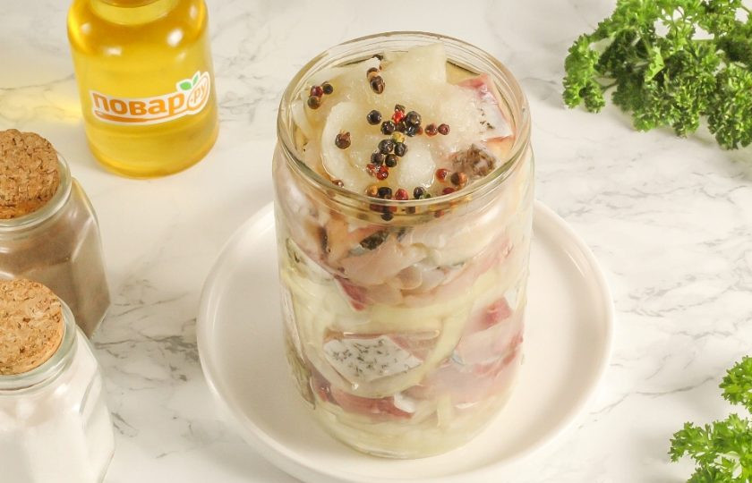 1. Этап. Селедка из толстолобика: Влейте растительное масло без аромата. Можно добавить и 3 ст.л. 6% уксуса, если вы любите маринованную рыбу. Без уксуса толстолобик получится малосольным и тоже очень вкусным. Закройте емкость крышкой и как следует потрясите банку, чтобы специи равномерно окутали все нарезки. Лук выпустит сок и рыбная мякоть впитает его в себя. Поместите емкость в холодильник на 2-3 дня и каждый день встряхивайте банку.