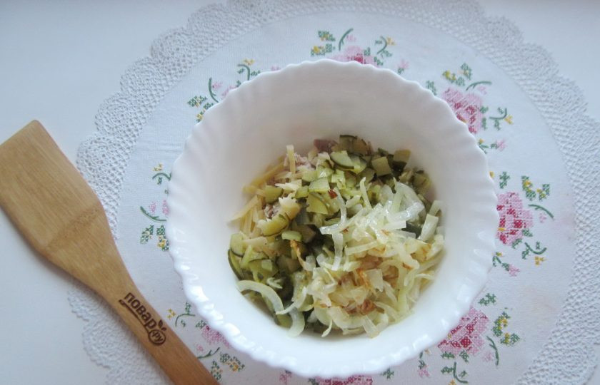 1. Этап. Салат с мясом и жареными шампиньонами: Добавьте в салат жареный лук.