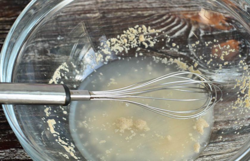 1. Этап. Дрожжевой пирог с красной рыбой: В большую миску влейте теплую воду, добавьте соль и сухие дрожжи. Перемешайте.