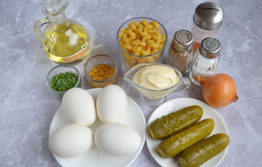 1. Этап. Салат из пасты с яйцами: 1. Подготовьте продукты. Отварите яйца вкрутую, закипятите воду с солью для пасты.