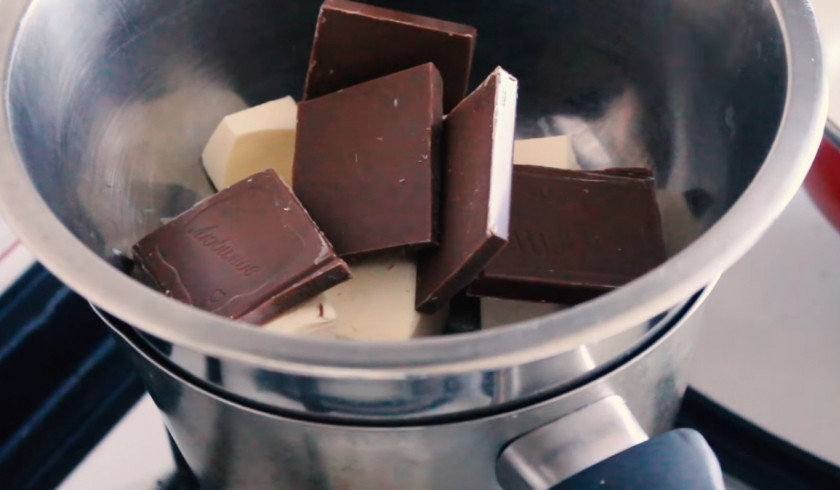 1. Этап. Брауни Елочки: 1. Растопите сливочное масло и шоколад на водяной бане. Отправьте к ним 100г сахара, чтобы он тоже растворился.