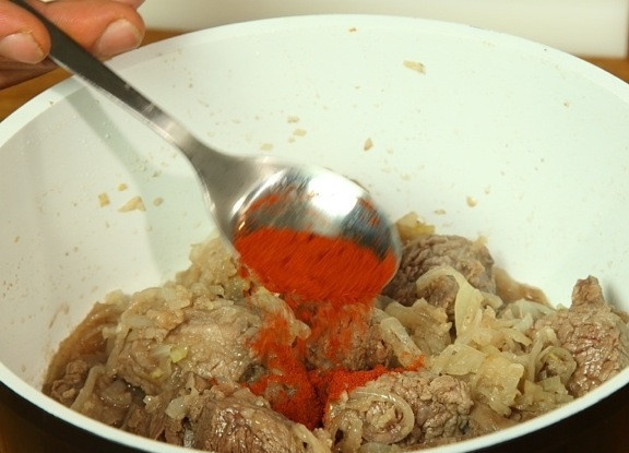 1. Этап. Гуляш из говядины с томатной пастой: Когда мясо обжарится, поменяет цвет и покроется небольшой корочкой, добавляем специи.