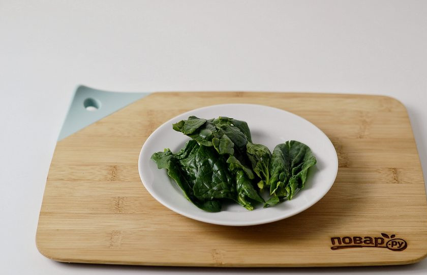 1. Этап. Смузи из овощей: Шпинат промойте, встряхните от лишней влаги.