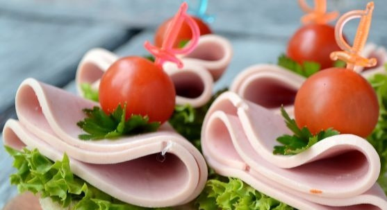 1. Этап. Канапе для праздничного стола: Шпажками проткните помидорчики и немного петрушки, а затем хлеб с колбасой.