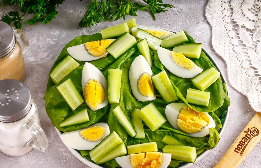 1. Этап. Низкокалорийный салат с тунцом: Промойте огурец в воде, срежьте хвостики и нарежьте брусочками или кружочками, по своему вкусу.