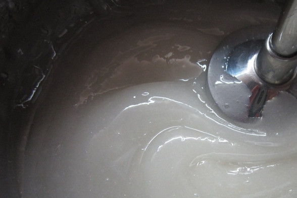 1. Этап. Сахарная помадка: Взбиваем охлажденный сироп при помощи миксера или погружного блендера. Сироп должен превратиться в белую густую массу. Процесс занимает 10-15 минут.