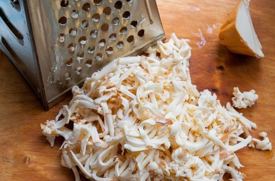 1. Этап. Суп из колбасного сыра: Сыр натрите на мелкой тёрке. Зелень промойте и нашинкуйте.