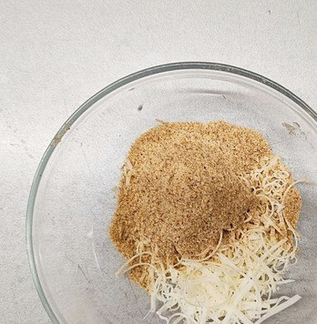 1. Этап. Сырно-шпинатная курица: Смешать 10 г тертого пармезана с панировочными сухарями