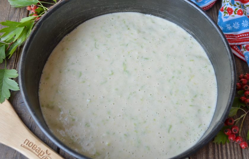 1. Этап. Пирог из кабачков и яблок: Залейте яблоки тестом и отправьте в духовку на 40-60 минут. Температура — 180 градусов. Время зависит от высоты вашей формы: чем выше пирог, тем больше нужно времени.