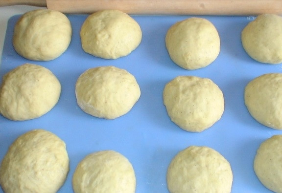 1. Этап. Латвийские булочки с повидлом: Разделите тесто на 12 равных частей. Скатайте их в шарики. Дайте им настояться 5 минут.