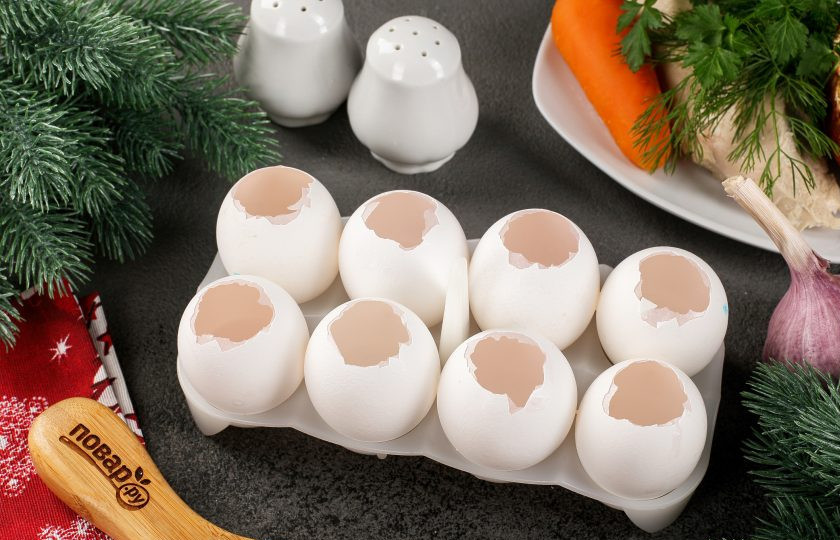 1. Этап. Заливные Драконьи яйца на Новый год 2024: Так же сразу подготовьте скорлупу. Яйца необходимо хорошо вымыть. С 