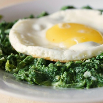 Шпинат с яйцом