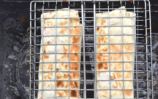 1. Этап. Шаурма на гриле: Шаурму держите на углях по 2-3 минуты с каждой стороны.