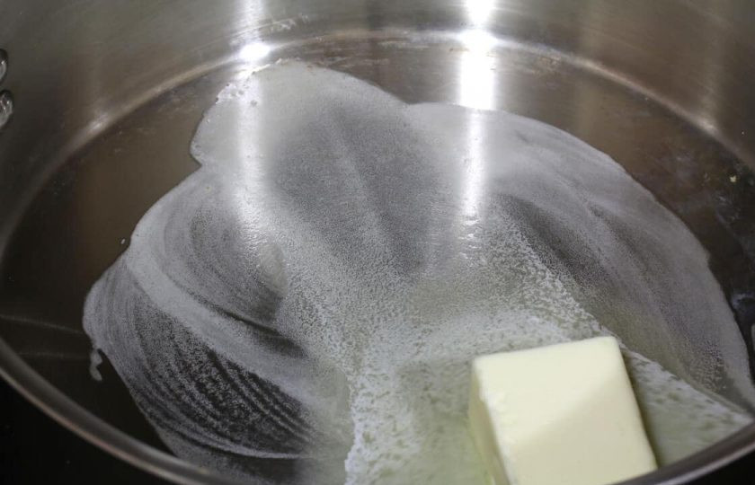 1. Этап. Феттучини Альфредо: 2. В другой сотейник выложите масло и отправьте его на огонь, растопите.