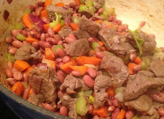 1. Этап. Красная фасоль с мясом: 6. Все тщательно перемешайте. Добавьте по вкусу соль, специи. Влейте воду или бульон.