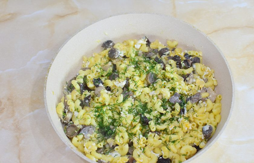 1. Этап. Макароны с грибами и яйцом: Обжаривайте все вместе 3-4 минуты и снимите сковороду с огня. Можно все посыпать зеленью.