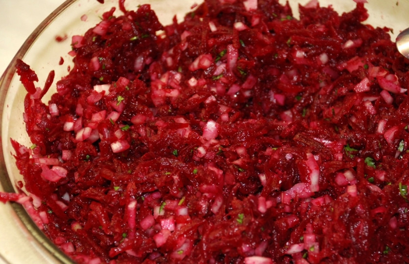 1. Этап. Салат грузинский со свеклой: 8. Смешиваю все ингредиенты, по вкусу, солю и добавляю красный молотый перец, настаиваю салат 10-15 минут.