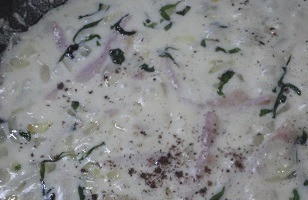 1. Этап. Зеленые равиоли с чесночным соусом: Налить сливки и довести до кипения. Соус приправить солью и мускатным орехом.