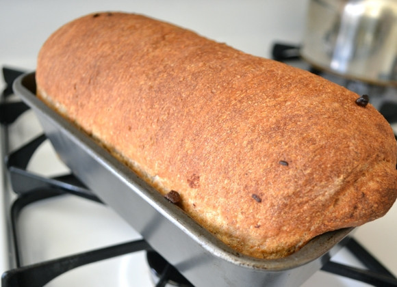 1. Этап. Рулет из хлебного теста с шоколадом: 9. Выпекайте рулет в течение 30-35 минут, в разогретой до 200 градусов духовке.