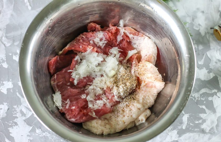 1. Этап. Шашлык Наполеон: Поместите все в глубокую емкость. Натрите в нее очищенный и промытый репчатый лук на терке с мелкими ячейками, всыпьте соль и черный перец. Тщательно вымешайте и оставьте на 1 час в холодильнике, чтобы мясо наполнилось ароматами.