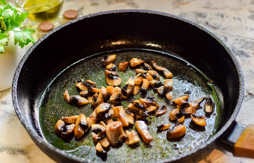 1. Этап. Салат Чикаго с копченой грудкой: Поджарьте шампиньоны на растительном масле — 3-4 минуты, до готовности. Грибы посолите и поперчите.