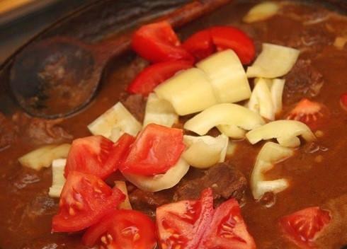 1. Этап. Говядина с овощами: Добавляем овощи к мясу. Можно добавить кроме указанных овощей кабачок, баклажан.