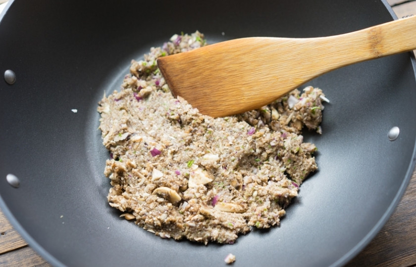 1. Этап. Итальянские пельмени: Полученную пасту стоит еще обжарить на сковороде минут 5 без масла.