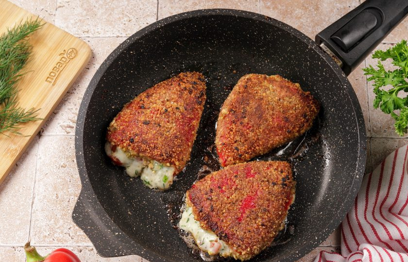 1. Этап. Жареный болгарский перец с сыром: Обжарьте перцы в разогретом растительном масле с двух сторон до хрустящей корочки.