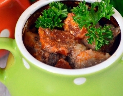 1. Этап. Свинина в горшочке: Отправляем горшочек в холодную духовку затем включаем, температуру выставляем 200 градусов и готовим минут 40-45. Подавайте свинину, украсив зеленью прямо в горшочках.