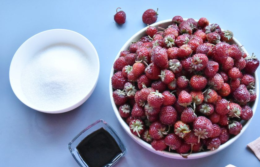 1. Этап. Клубничный джем с бальзамическим уксусом: Подготовьте продукты для приготовления джема. Для джема подойдет непервосортная ягода разного размера. Клубнику переложите в сито и промойте под проточной водой. Дайте стечь лишней влаге. Переберите клубнику, удалив испорченные ягоды. Удалите чашелистики.