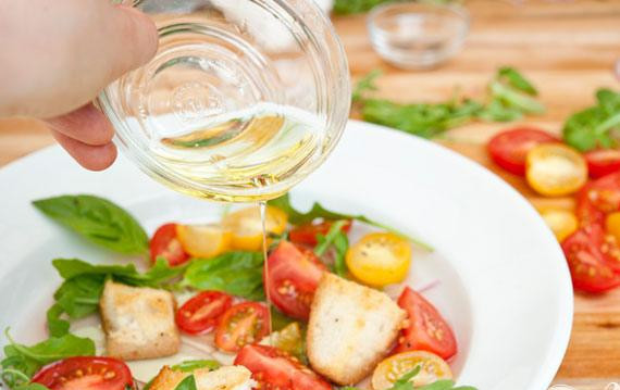 1. Этап. Салат с хлебом и помидорами: 6. В неглубокой чаше смешать ½ стакана томатного соуса с нарезанными помидорами, оставшимся луком, рукколой и ½ чашкой листьев базилика. Полить салат оливковым маслом и добавить несколько запеченных сухариков непосредственно перед подачей на стол.